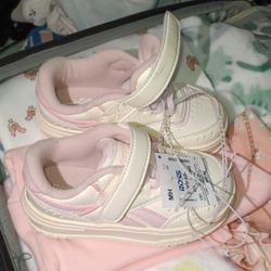 New Reebok, pink with pearl, size 8 