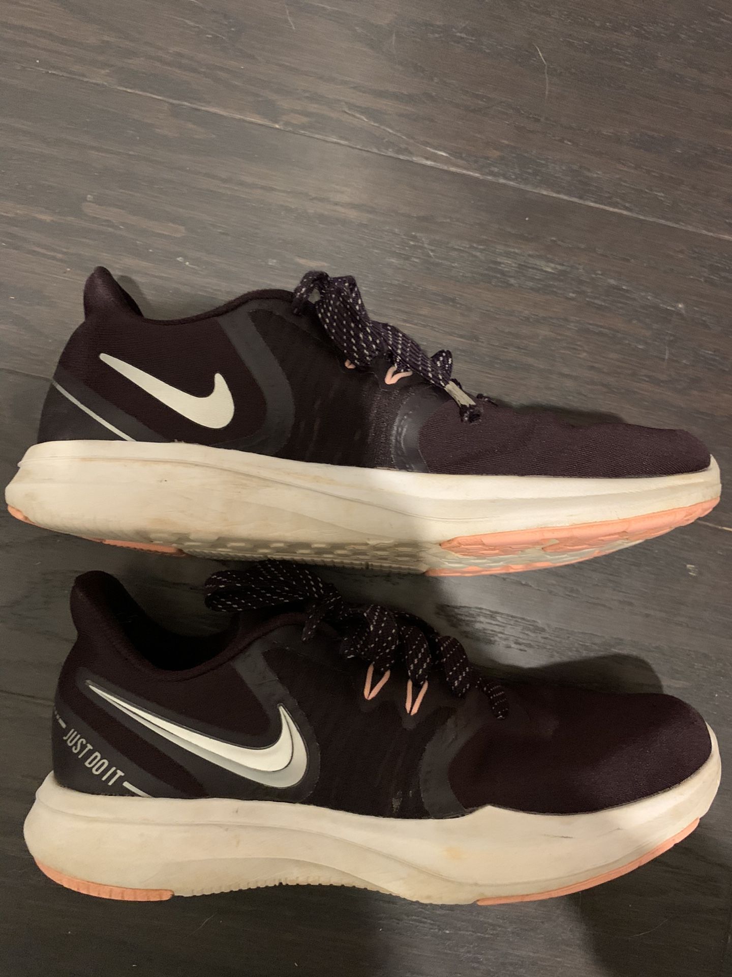 Nike shoes —$10