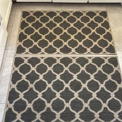 Laura Ashley Arietta 27 x 45" indoor/outdoor accent rug in grey and beige. 