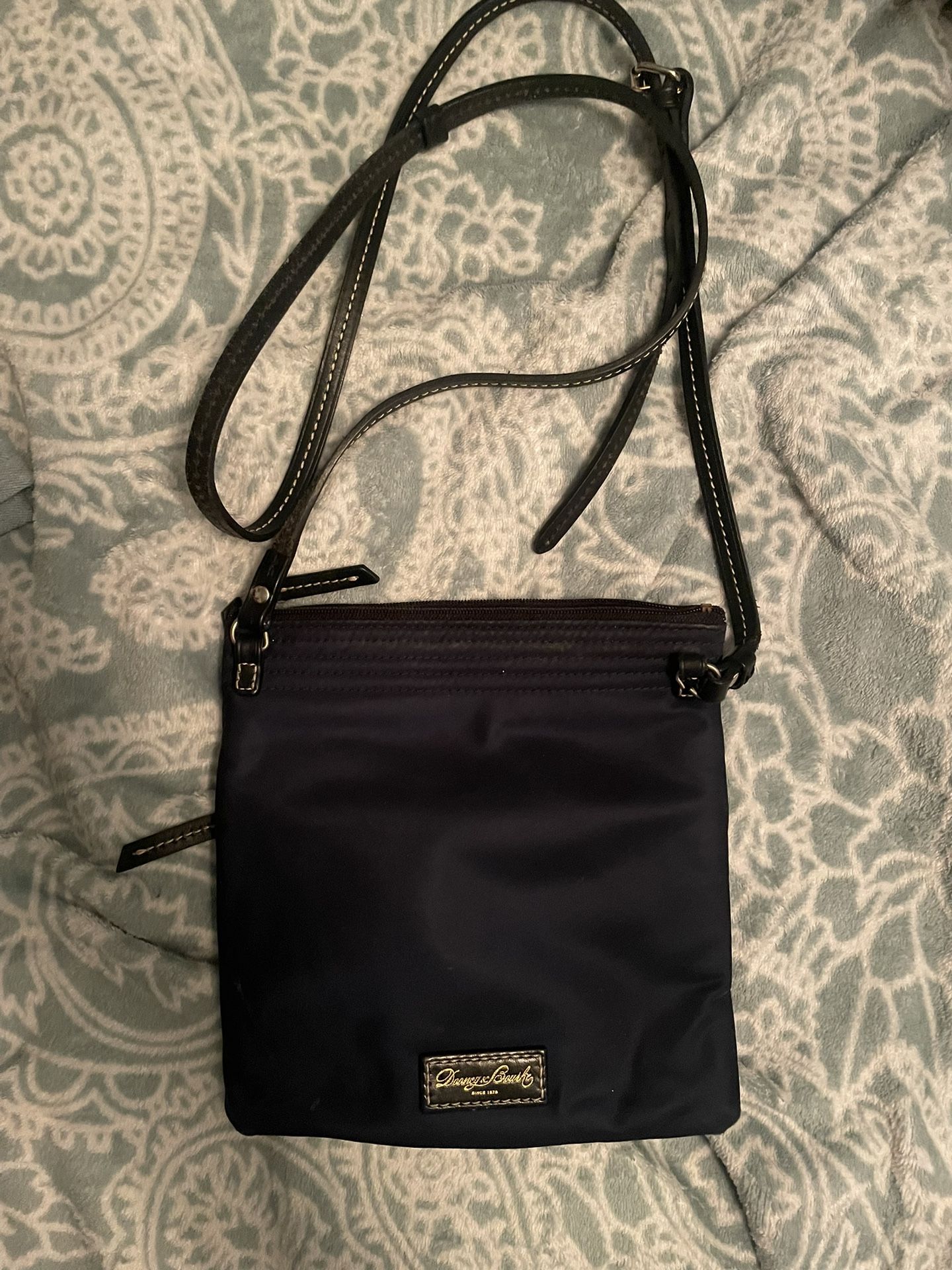 Dooney & Bourke Crossbody Purse Looks New