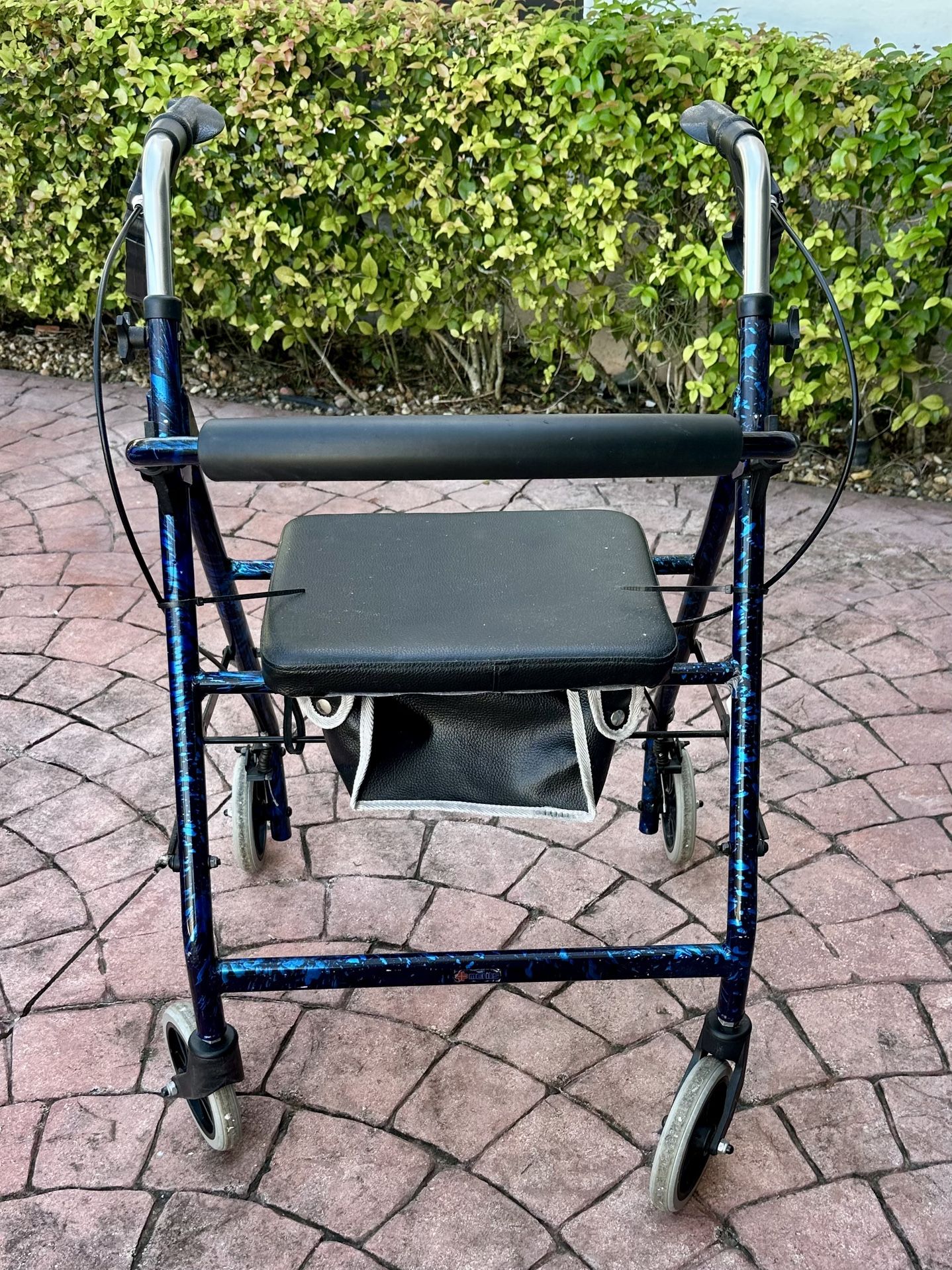 Wheeled Walker With Seat, Brakes And Carry Basket