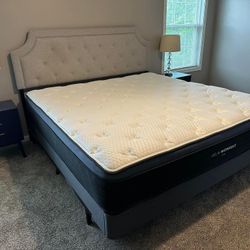 KING Helix Midnight Luxe Mattress - Like New !