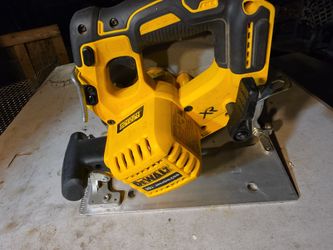 DEWALT DCS574 SAW 7 1/4  USED IN GOOD CONDITION