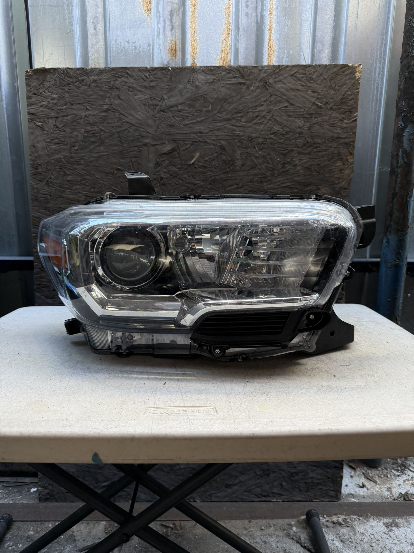 2016 2017 2018 2019 2020 2021 2022 Toyota Tacoma Right Headlight Halogen