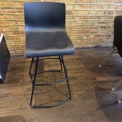 8 Very good black bar stools