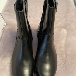 Avaron Boots   Size 9  Brand New 