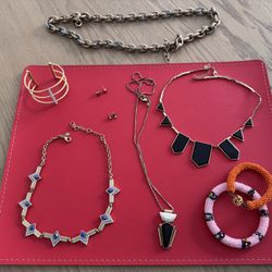 Women Jewelry - necklaces, bracelets and ear rings