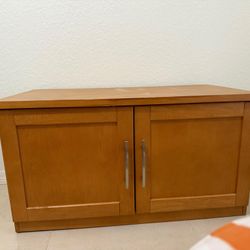 Wooden chest of drawers