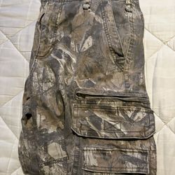 Men Hollister cargo camo pants