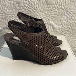 Simply Vera Wang Taupe Wedge Peep Toe sandal LIKE NEW