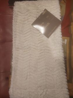 Allen Roth Throw White Faux Fur Blanket 50x60