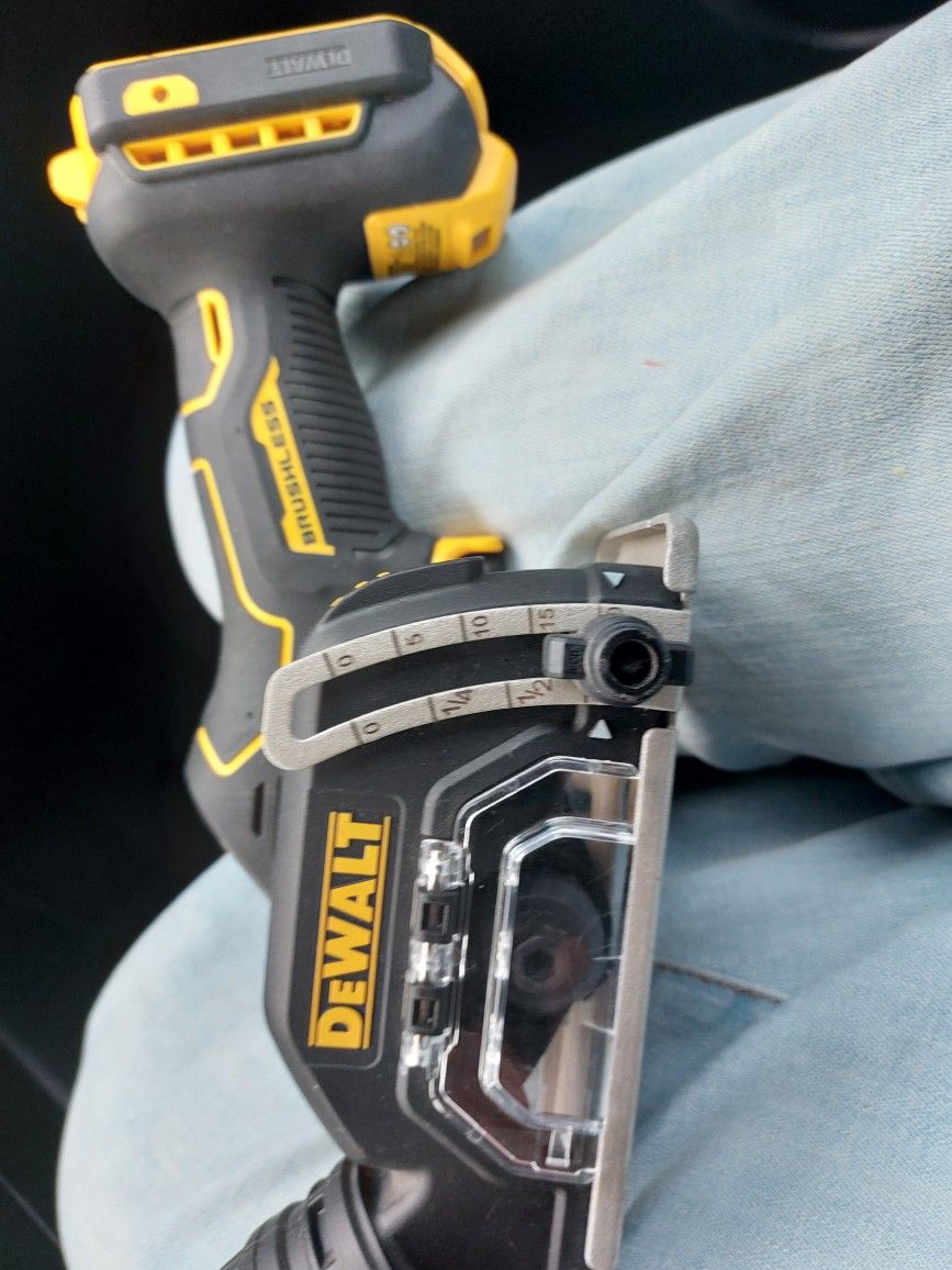 DEWALT HAND SAW Xr Cut Foward And Revere. Head Moves