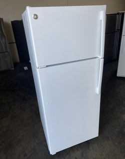 GE Top Freezer Fridge – White, Clean Interior, 19 cu ft