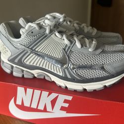 Vomero 5 - Sz 11 (Wht/Silver)