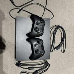 Xbox One X Console Bundle – 2 Controllers – Works Perfect