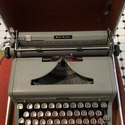 Vintage 1940s Royal Quiet Deluxe Typewriter W/case