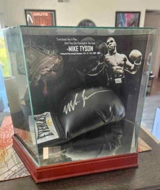MIKE TYSON GLOVE AUTHENTIC SIGNATURE CERTIFIED