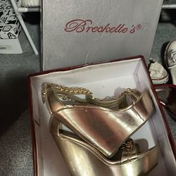 Size 8 women’s gold wedges