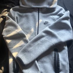 Men’s small nike tech