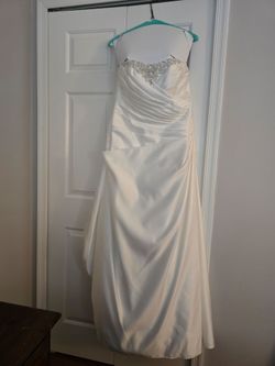 White Wedding Gown by David's Bridal Larg (12-14)