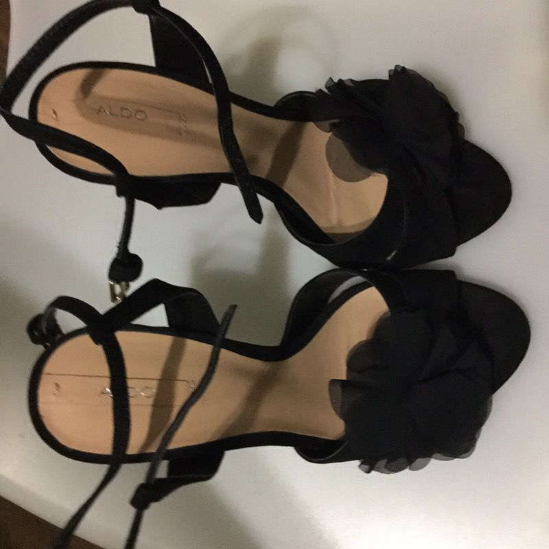 Aldo semi used size 7.5 black heels. Heel size 4in