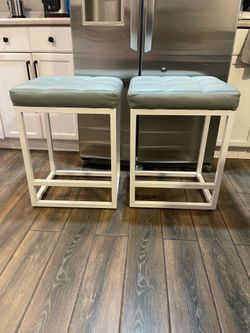 2 bar stools
