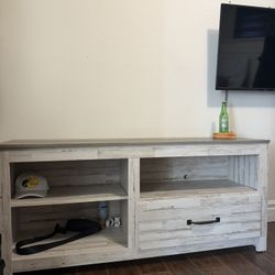 Dresser/nightstand