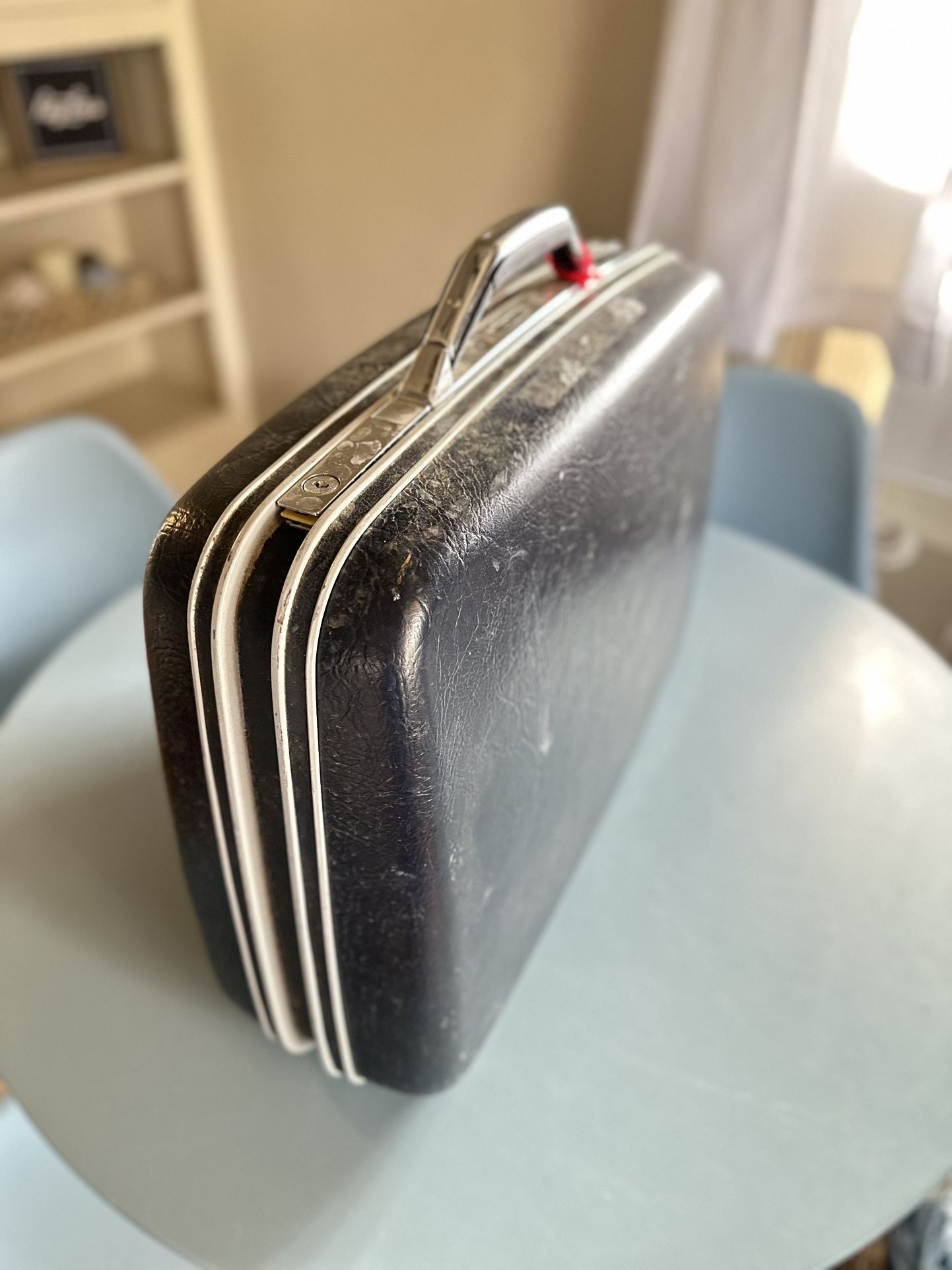 Vintage Samsonite Hardshell Suitcase (20”x14”)