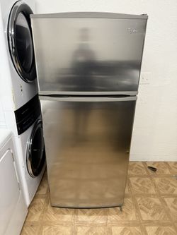 WHIRLPOOL TOP/BOTTON STAINLESS STEEL REFRIGERATOR . 
