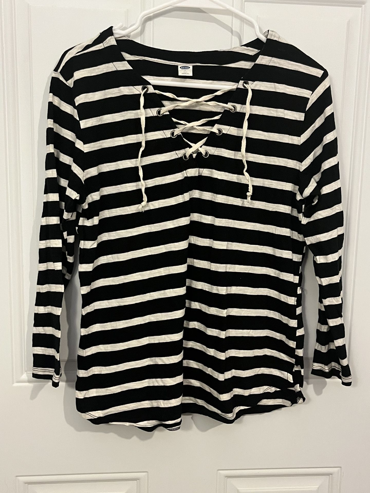 Women’s Petite Medium Old Navy Black & White Striped Long Sleeve Shirt
