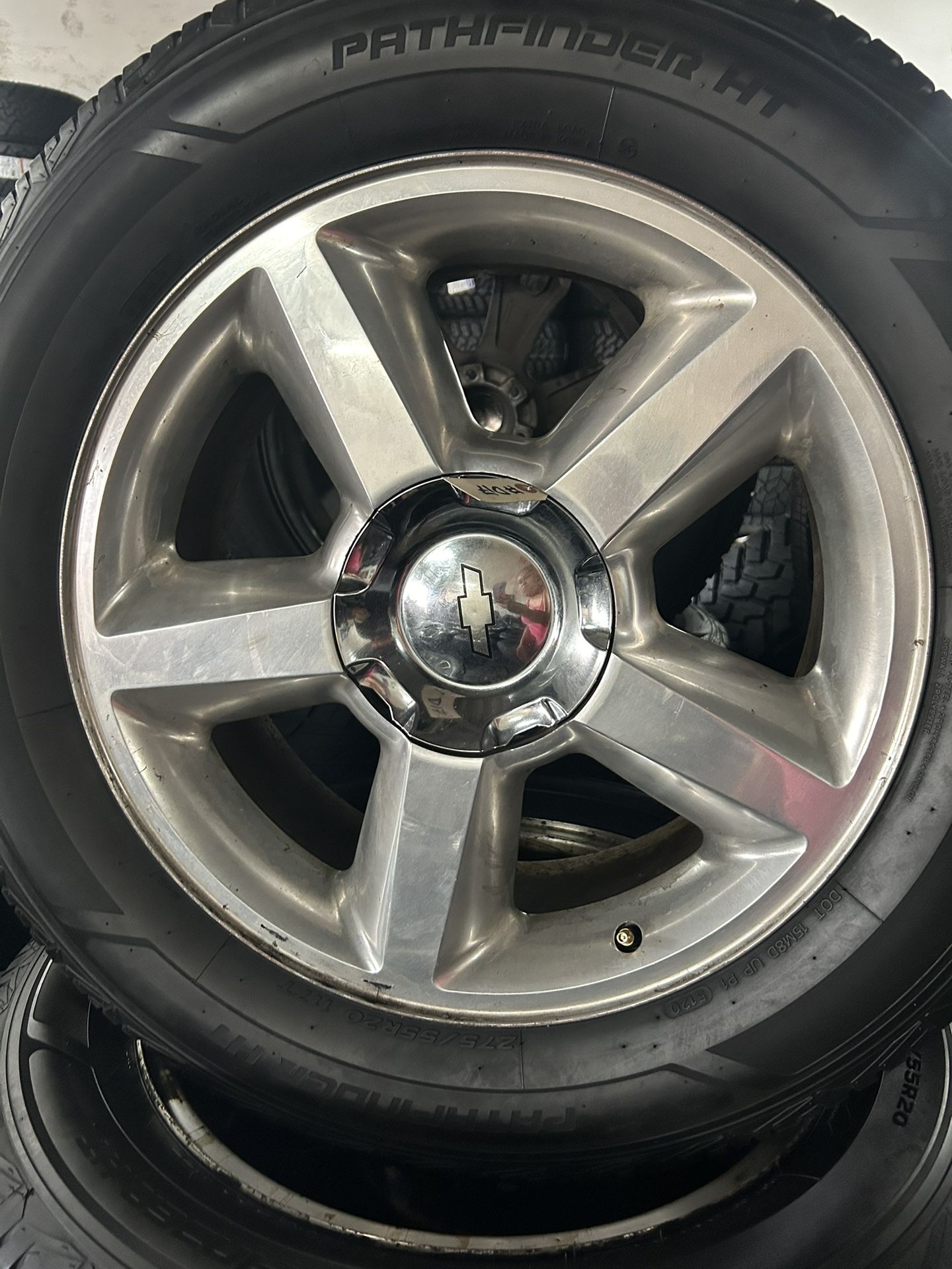 Chevy Tahoe Ltz Old style 20” Oem Wheels