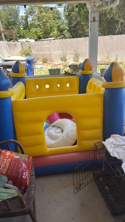 Kids inflatable bounce house