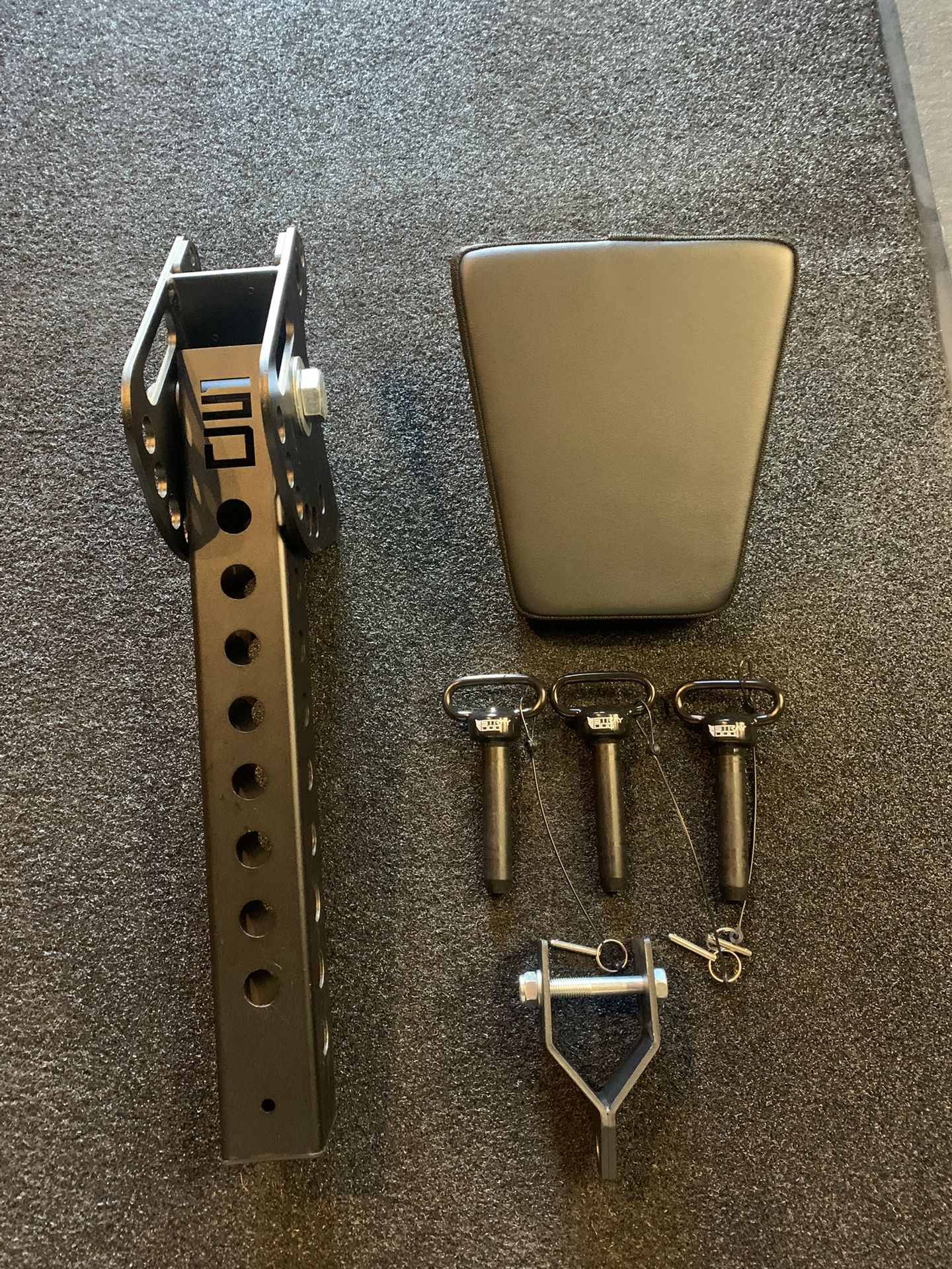 Straydog Strength GOAT, lat seat, Titan Fitness shackle