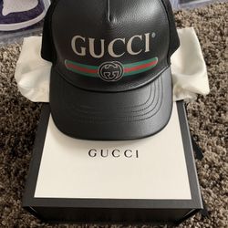 Gucci logo print leather and mesh baseball cap.