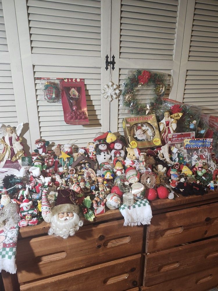 It's A Very Vintage Christmas Ornament, Candles, Light Up Decor, Kitchen Nativity Scene, Pillows,books Etc. Everything Included
