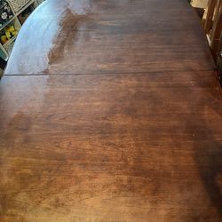 Table with 7 chairs two extra leaves