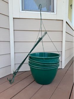 Plastic hanging baskets ( 5)  sizing in photos
