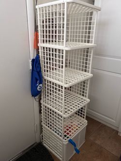 Stackable plastic storage. 1 drawer and 4 cabbies