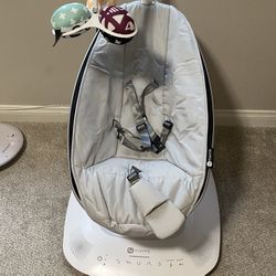 4MOMS MAMAROO LIKE NEW WITH REVERSIBLE INFANT INSERT