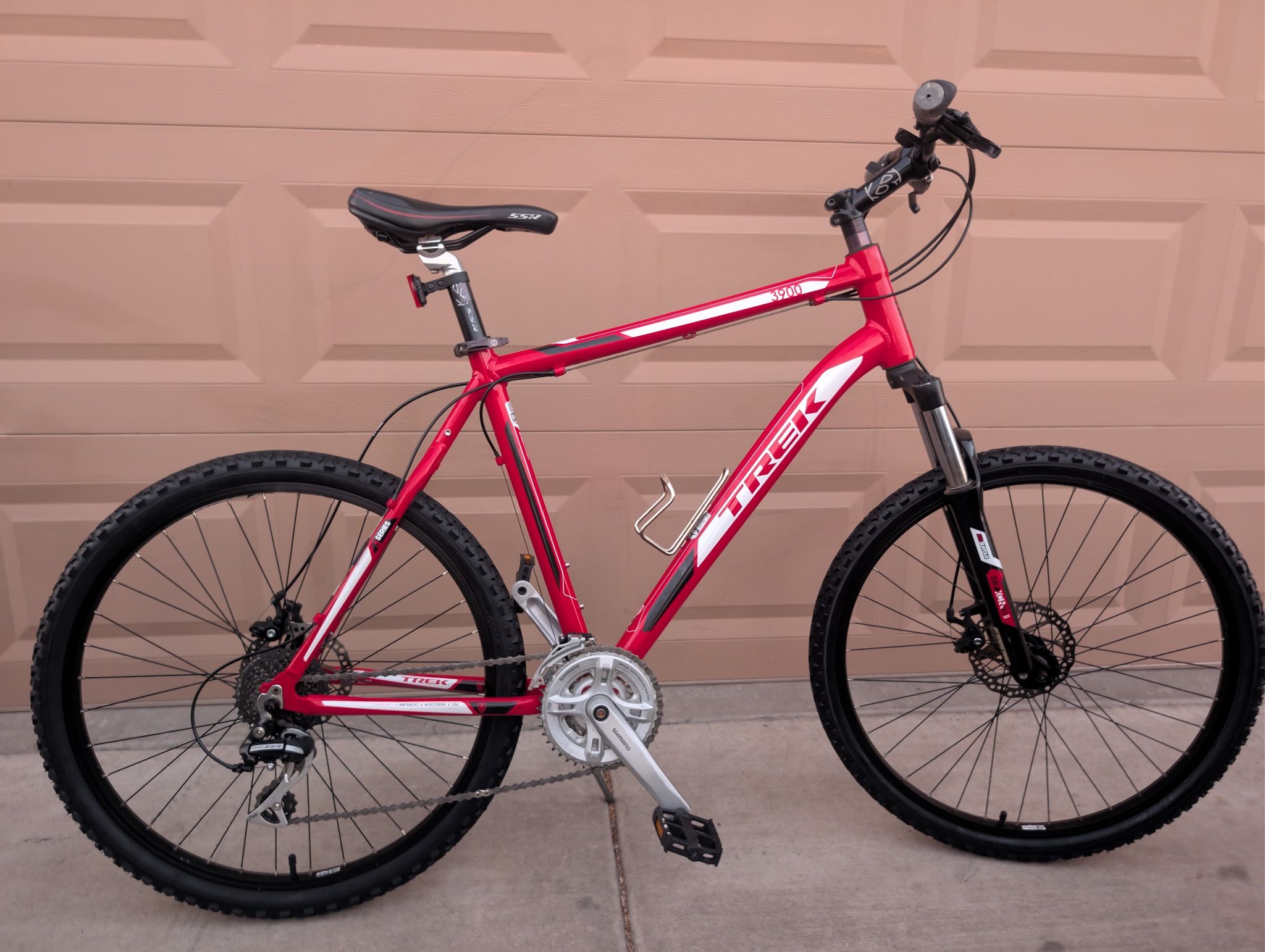 26"x2.0. TREK 3900 MENS MOUNTAIN BIKE (XL). ALUMINUM 24 SPEEDS. EXCELLLENT CONDITION FRESHLY TUNE UP ๐๐ผ