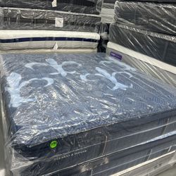 KING SIZE STEARNS & FOSTER LUX ESTATE (FIRM) PILLOW TOP MATTRESS & BOX SPRINGS BED SET