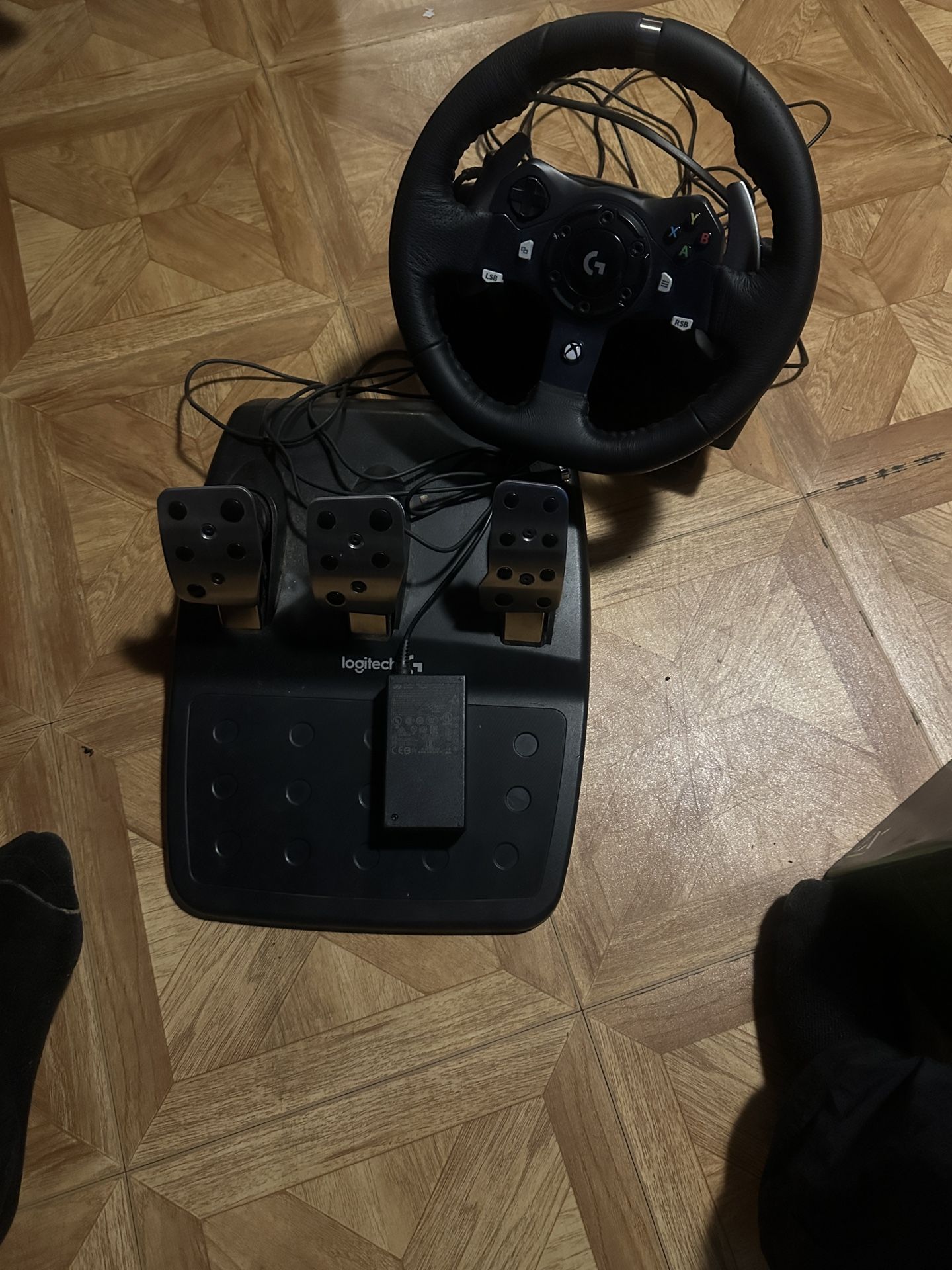 Logitech G920 Racing Wheel + Pedals (Xbox & PC)-Great Condition