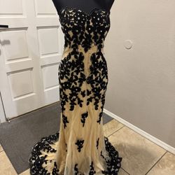 Black and cream floral maxi dress with beading and sequins. Size: XL #floral #eveningwear #prom  Elegant party dress size XL has very tiny tear barely