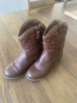 Selling Kids Girl Boots, Soccer Cleats And Baseball Cleats.