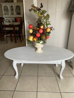 CENTER TABLE WITH DECORATION