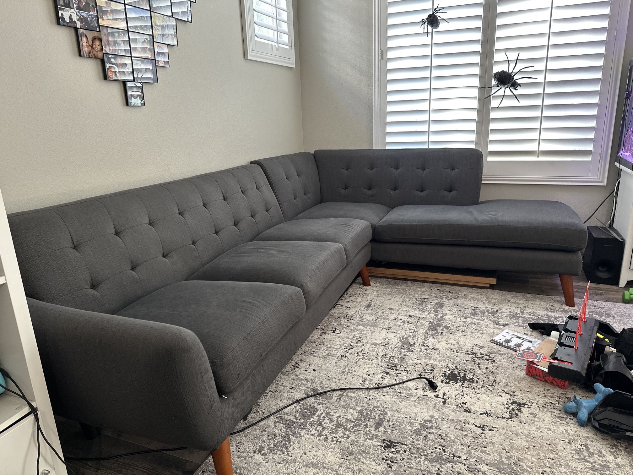 Sectional sofa. Modern. 