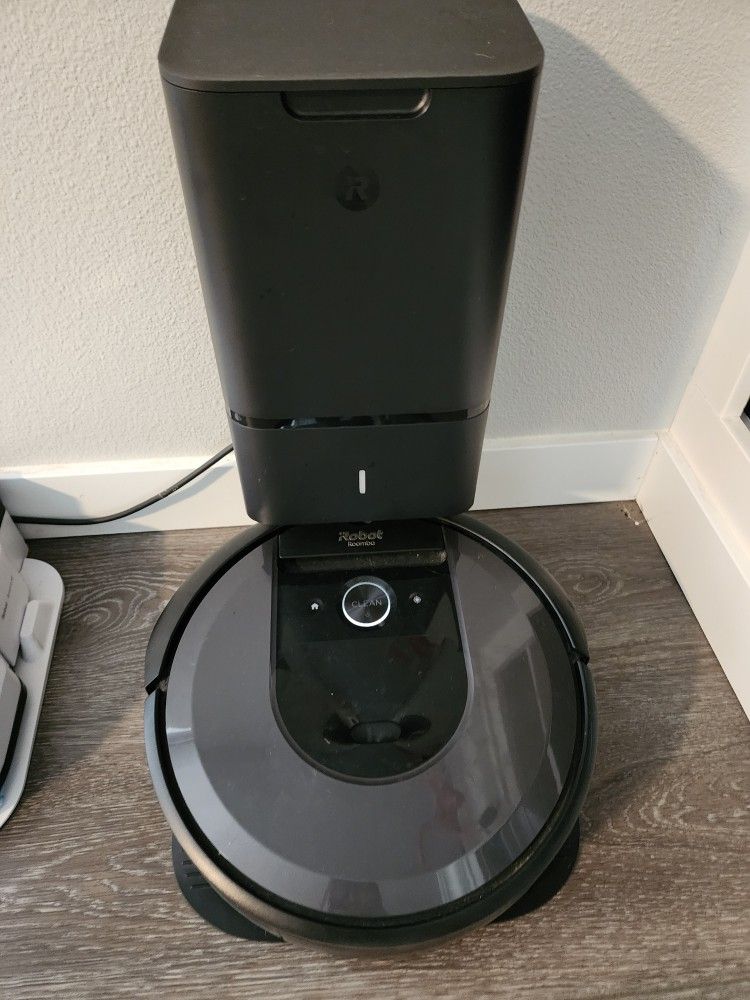 I7 Roomba Withauto Empty Station