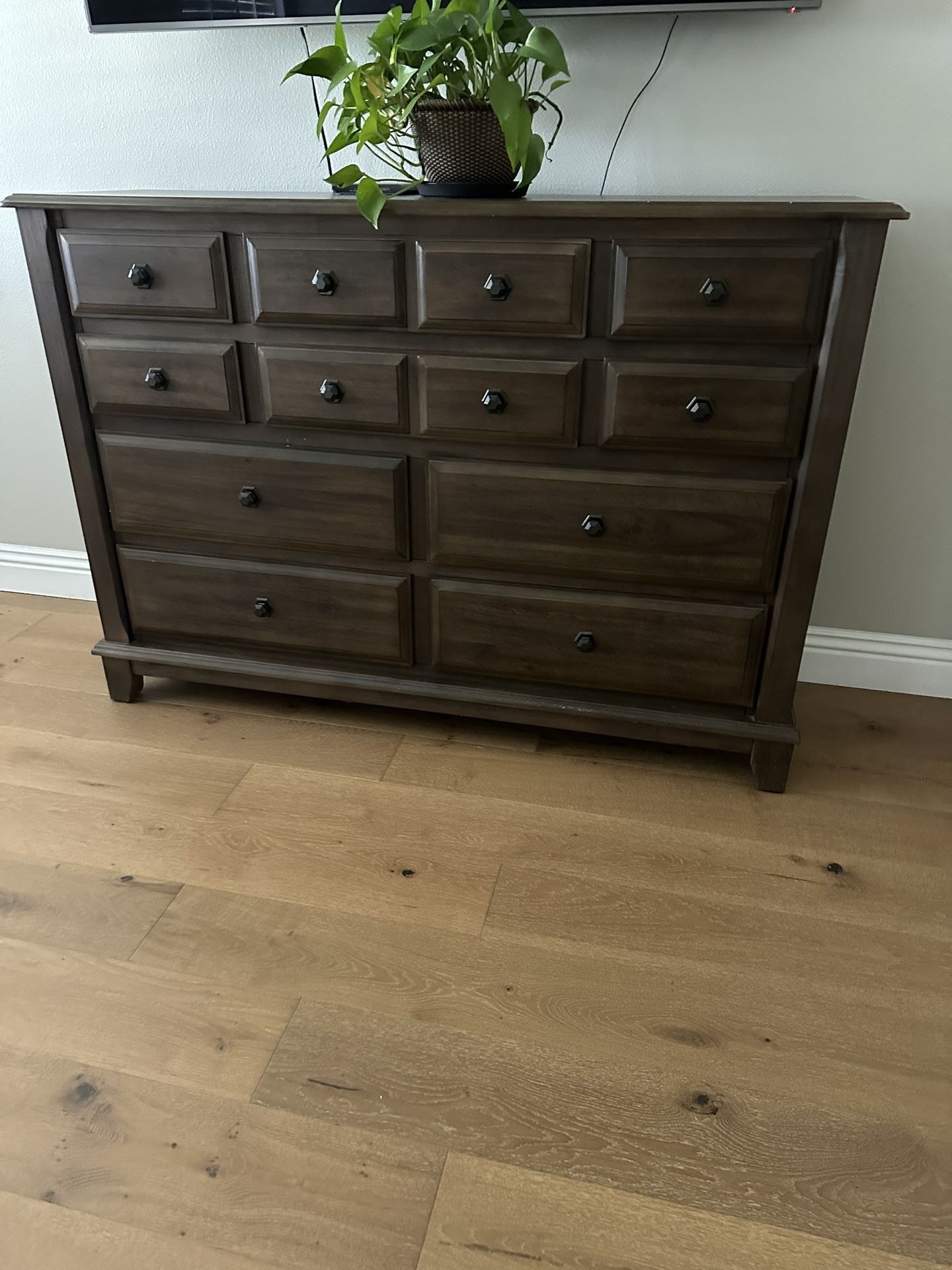 🔥 Like New! Spacious Dark Wood Dresser - Ample Storage! 🔥