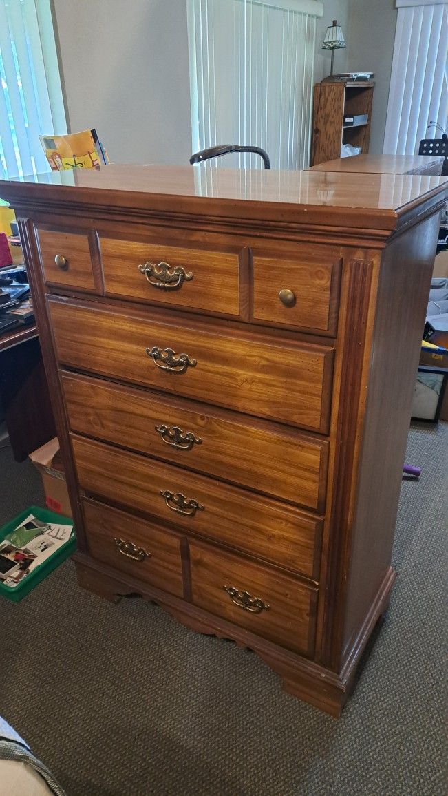 Vintage Bassett Dresser/chest 5 Drawers 4th Drawer Is Broken 1970s Preowned