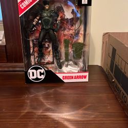 DC GREEN ARROW- With COMIC Book !!!